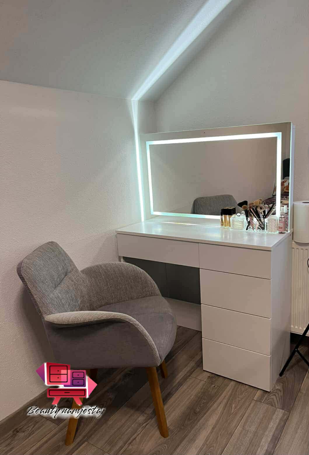 stol za sminkanje elegance