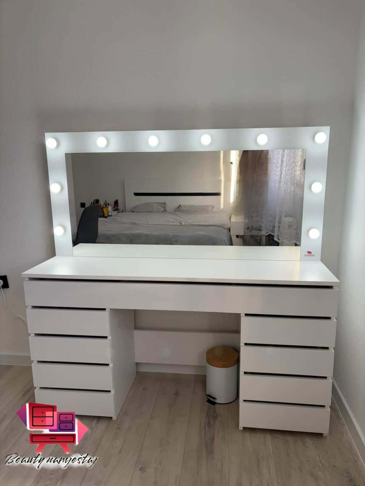 Linear stol za sminkanje